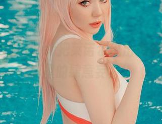 Alina Becker把莱诺尔带出恶魔城，写真里的肆意妄为！